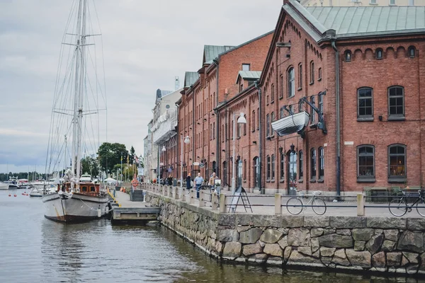 HELSINKI, FINLÂNDIA - CIRCA SETEMBRO 2016: edifícios de tijolos vermelhos junto ao rio em popular entre os jovens Kallio distrito de Helsinque, Finlândia por volta de setembro de 2016 . — Fotografia de Stock