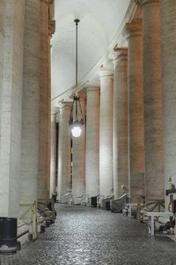 Vatikan - Ekim 2016 yaklaşık: bir koridor berween sütunları St. Peter Bazilikası St Peter's Meydanı Vatikan'nda gece Ekim 2016 yaklaşık. 