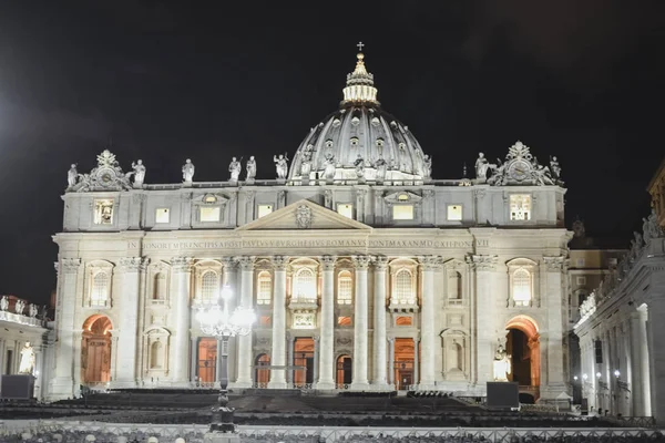 Vatikan - Ekim 2016 yaklaşık: St. Peter's Bazilikası Vatikan gece Ekim 2016 yaklaşık bir St. Peter's Meydanı. — Stok fotoğraf