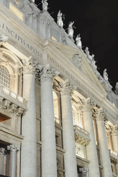 Vatikan - Ekim 2016 yaklaşık: St. Peter's Bazilikası Vatikan gece Ekim 2016 yaklaşık bir St. Peter's Meydanı. — Stok fotoğraf