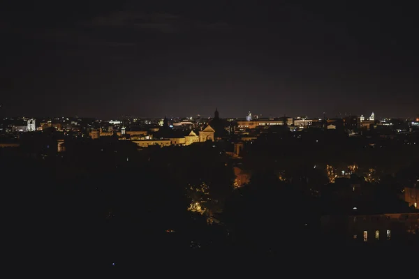 ROME, ITALIE - CIRCA OCTOBRE 2016 : vue du centre historique de Rome, Italie depuis le sommet de la colline la nuit vers octobre 2016 . — Photo
