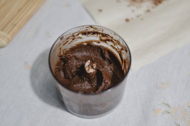 Yer mantarı mutfak robotu için sağlıklı şekersiz kakao hamuru.