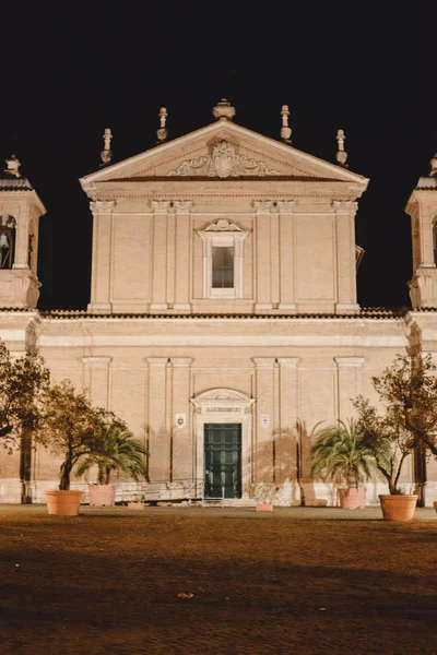 2016 年 10 月頃夜のローマ、イタリアのサン ・ クレメンテ アル ラテラノのローマ, イタリア - 2016 年 10 月頃: 大聖堂. — ストック写真