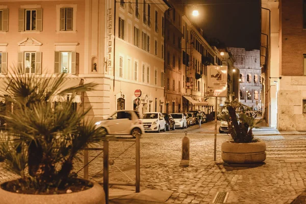 ROMA, ITALIA - CIRCA OCTUBRE 2016: pequeña calle en el centro histórico de Roma, Italia por la noche alrededor de octubre 2016 . — Foto de Stock