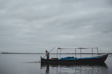 Valencia, İspanya - Ekim 2016 yaklaşık: balıkçı Valencia, İspanya Ekim 2016 yaklaşık akşam Albufera gölde tekne. 