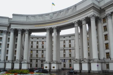 Kiev, Ukrayna - Ekim 2011 yaklaşık: bina, Verkhovna Rada Ukrayna'nın Kiev, Ukrayna cicra Ekim 2011 eski kasabasında uzun boylu sütunlarla.