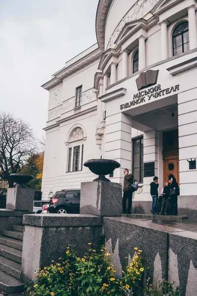 Kijów, Ukraina - OK. października 2011: ulica i budynków na starym mieście w Kijowie cicra października 2011. — Zdjęcie stockowe