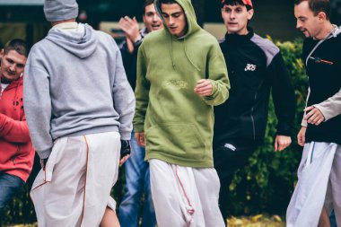 Kiev, Ukrayna - Ekim 2011 yaklaşık: Hare Krishna takipçileri sokak n Kiev, Ukrayna Ekim 2011 yaklaşık eski şehirde.