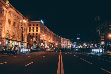 Kiev, Ukrayna - Ekim 2011 yaklaşık: Khreshchatyk'a sokak Kiev eski şehir gece, Ukrayna cicra Ekim 2011.