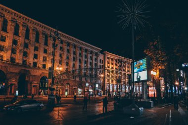 Kiev, Ukrayna - Ekim 2011 yaklaşık: Khreshchatyk'a sokak Kiev eski şehir gece, Ukrayna cicra Ekim 2011.