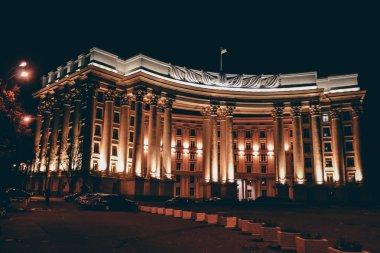 Kiev, Ukrayna - Ekim 2011 yaklaşık: bina, Verkhovna Rada Ukrayna'nın Kiev, Ukrayna cicra Ekim 2011 eski kasabasında uzun boylu sütunlarla.