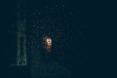 Kiev, Ukrayna - Ekim 2011 yaklaşık: Kiev, Ukrayna cicra Ekim 2011 eski kasabasında gece yağmur damlaları ile bir pencere cam.