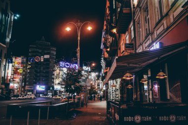 Kiev, Ukrayna - Ekim 2011 yaklaşık: Kiev, Ukrayna cicra Ekim 2011 eski şehirde sokakta.