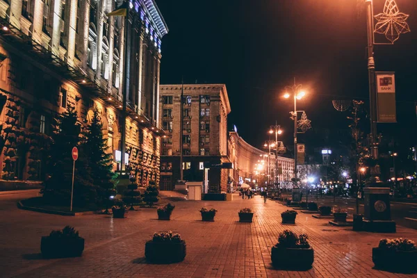 夜、ウクライナの cicra 2011 年 10 月にキエフの旧市街でキエフ、ウクライナ - 2011 年 10 月頃: なフレシチャーチク通り. — ストック写真