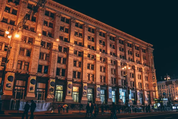 KIEV, UCRAINA - CIRCA OTTOBRE 2011: via Khreshchatyk nel centro storico di Kiev di notte, Ucraina cicra ottobre 2011 . — Foto Stock