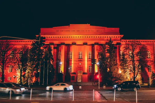 KIEV, UCRAINA - CIRCA OTTOBRE 2011: Taras Shevchenko Università Nazionale di Kiev con pareti e colonne di colore rosso brillante alla facciata di Kiev, Ucraina cicra ottobre 2011 . — Foto Stock