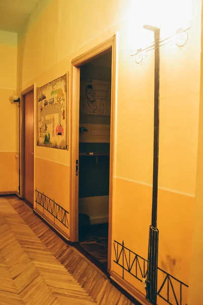 KIEV, UCRANIA - CIRCA OCTUBRE 2011: interesantes detalles decorativos del interior de un acogedor albergue en el centro de Kiev, Ucrania cicra octubre 2011 . — Foto de Stock