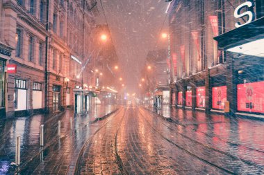 Helsinki, Finlandiya - yaklaşık Aralık 2016: karlı havalarda merkezinde, Helsinki, Finlandiya Aralık 2016 yaklaşık.