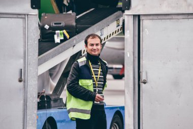 Kiev, Ukrayna - Ekim 2011 yaklaşık: Havaalanı çalışanları Borispil havaalanında, Kiev, Ukrayna cicra Ekim 2011.