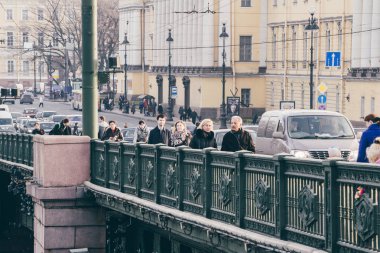 Saint-Petersburg, Rusya Federasyonu-Kasım 2015 yaklaşık: köprüden bir kanal içinde tarihi merkezi Saint Petersburg'da sonbahar 2015.