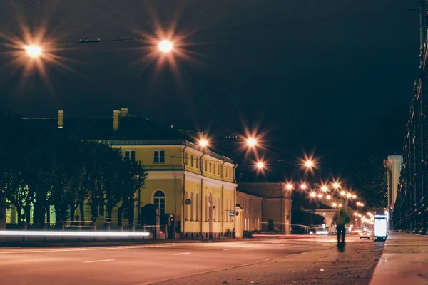 SAINT-PETERSBURG, RÚSSIA - CIRCA NOVEMBER 2015: luzes noturnas na rua, no centro histórico de São Petersburgo, no outono de 2015 . — Fotografia de Stock
