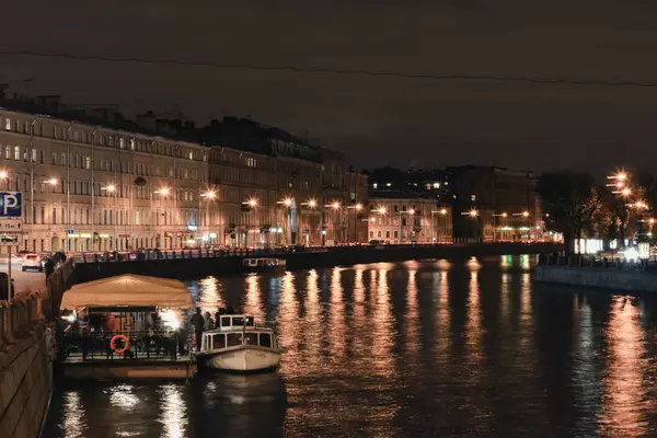 SAINT-PETERSBURG, RUSSIA - CIRCA NOVEMBER 2015: embankment along the Fontanka  River in the historical center of Saint Petersburg in autumn 2015. — Stock Photo, Image