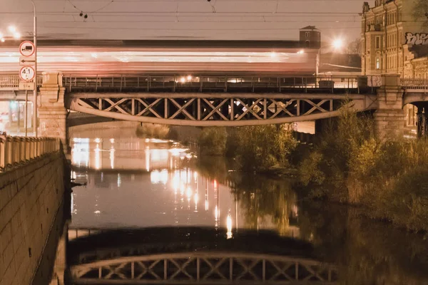 SAINT-PETERSBURG, RUSIA - CIRCA NOVIEMBRE 2015: metro en el puente sobre un canal en San Petersburgo en otoño de 2015 . — Foto de Stock