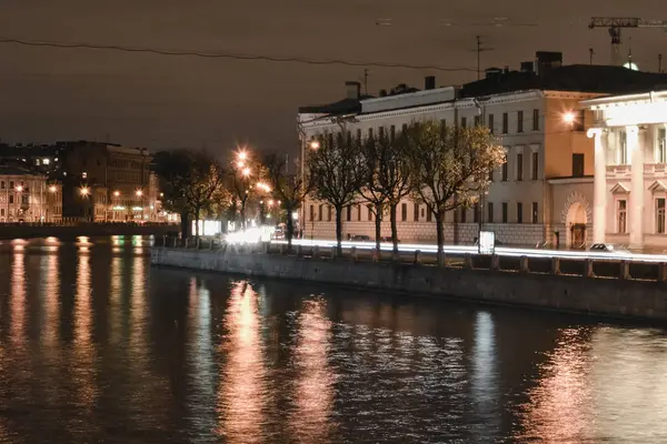 SAINT-PETERSBURG, RUSIA - CIRCA NOVIEMBRE 2015: terraplén a lo largo del río Fontanka en el centro histórico de San Petersburgo en otoño de 2015 . — Foto de Stock