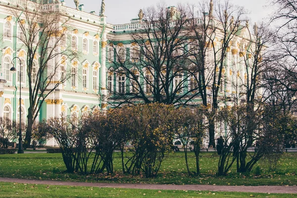 SAINT-PETERSBURG, RUSSIA - CIRCA NOVEMBER 2015: Hermitage Museum in the historical center of Saint Petersburg in autumn 2015. — Stock Photo, Image