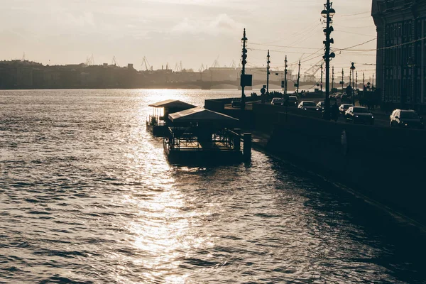 SAINT-PETERSBURG, RUSIA - CIRCA NOVIEMBRE 2015: terraplén a lo largo del río Neva en el centro histórico de San Petersburgo en otoño de 2015 . —  Fotos de Stock