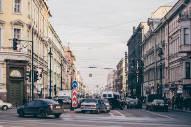 Saint-Petersburg, Rusya Federasyonu-Kasım 2015 yaklaşık: fenerler, teller ve bina cephe Nevsky Prospect yılında tarihi merkezi Saint Petersburg'da sonbahar 2015 tarihinde.