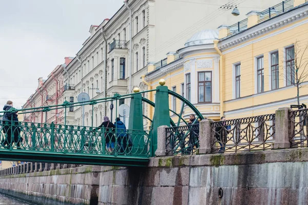 Saint-Petersburg, Rusya Federasyonu-Kasım 2015 yaklaşık: bridge içinde tarihi merkezi, Saint Petersburg bir yağmurlu günde Güz 2015. — Stok fotoğraf