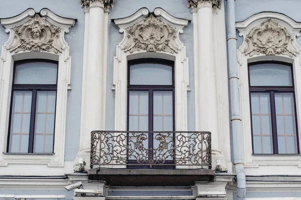 SAINT-PETERSBURG, RUSSIA - CIRCA NOVEMBRE 2015: dettagli facciata dell'Hermitage Museum nel centro storico di San Pietroburgo nell'autunno 2015 . — Foto Stock