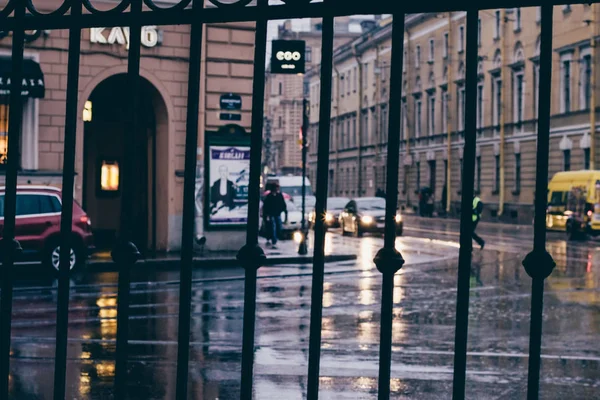 SAINT-PETERSBURG, RUSSIA - CIRCA NOVEMBER 2015: street in the historical center of Saint Petersburg on a rainy day in autumn 2015. — Stock Photo, Image