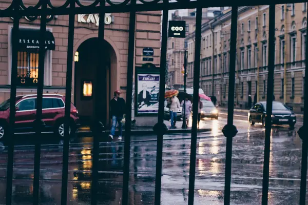 SAINT-PETERSBURG, RUSSIA - CIRCA NOVEMBER 2015: street in the historical center of Saint Petersburg on a rainy day in autumn 2015. — Stock Photo, Image