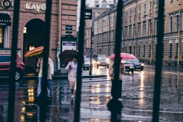 SAINT-PETERSBURG, RUSSIA - CIRCA NOVEMBER 2015: street in the historical center of Saint Petersburg on a rainy day in autumn 2015. — Stock Photo, Image