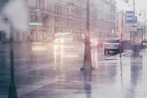 SAINT-PETERSBURG, RUSSIA - CIRCA NOVEMBRE 2015: strada nel centro storico di San Pietroburgo in una giornata piovosa nell'autunno 2015 . — Foto Stock