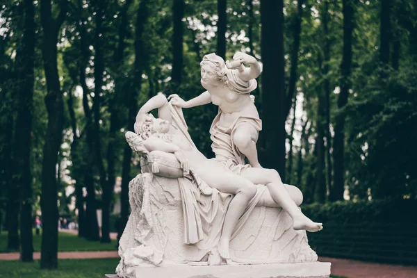 Saint-petersburg, russland - ca. november 2015: eine skulptur amor und psyche im sommergarten im historischen zentrum von saint-petersburg im herbst 2015. — Stockfoto