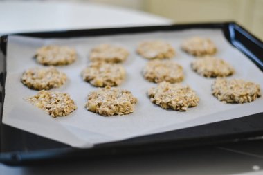 Ham sağlıklı şekersiz ve un ücretsiz muz ve bir parşömen kağıt befor pişirme yulaf ezmeli kurabiye.