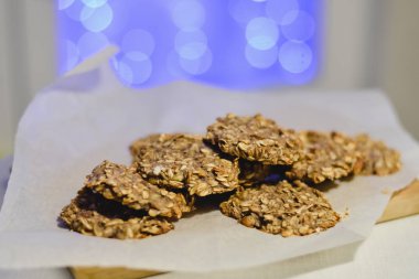 Sağlıklı şekersiz ve un ücretsiz muz ve festival arka ışıkları ile ahşap bir gemide yulaf ezmeli kurabiye.