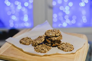 Ücretsiz muz yulaf ezmesi kek çilek yemek pişirme bir beyaz ile sağlıklı şekersiz ve un.