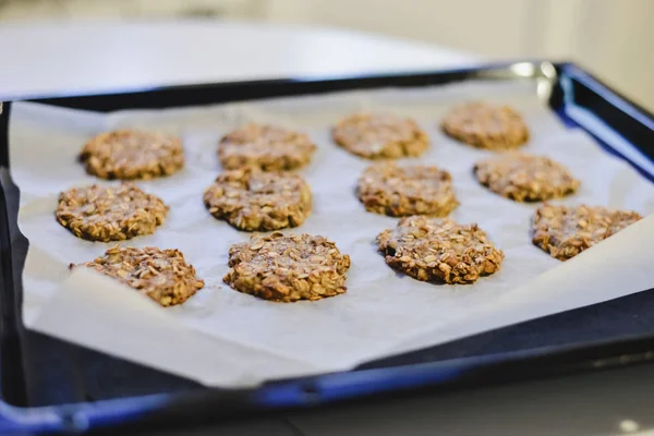 Ham sağlıklı şekersiz ve un ücretsiz muz ve bir parşömen kağıt befor pişirme yulaf ezmeli kurabiye.