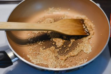 Bir Asya yemek yapmak bir süreçtir: susam derin tavada kızarmış.