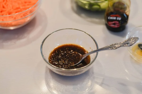 Соус для азиатского блюда из соевого соуса с имбирем в стеклянной миске на белой поверхности . — стоковое фото