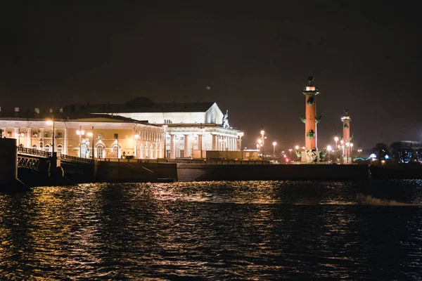 SAINT-PETERSBURG, RUSSIA - CIRCA NOVEMBRE 2015: Old Saint Petersburg Stock Exchange e Rostral Columns di notte a San Pietroburgo nell'autunno 2015 . — Foto Stock