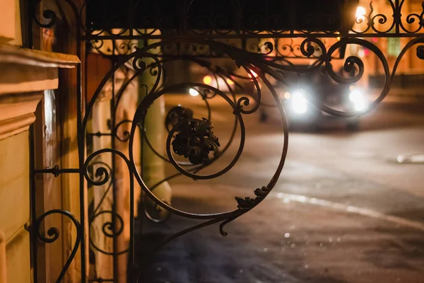 Sankt-Petersburg, Ryssland-Circa November 2015: street i historiska centrum av Saint Petersburg en regnig dag hösten 2015. — Stockfoto