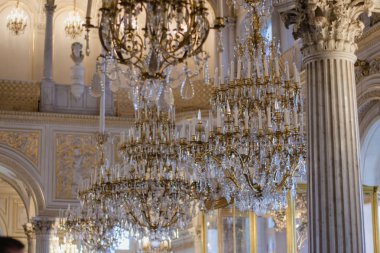 Saint-Petersburg, Rusya Federasyonu-Kasım 2015 yaklaşık: altın avizeler kristal kış Sarayı (şimdi Hermitage Müzesi), Saint Petersburg zengin İmparatorluk iç 2015 ile.