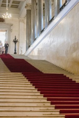 Saint-Petersburg, Rusya Federasyonu-Kasım 2015 yaklaşık: büyük merdiven Saint Petersburg'daki Kış Sarayı (şimdi Hermitage Müzesi) zengin İmparatorluk iç 2015 yılında bir kırmızı halı ile.