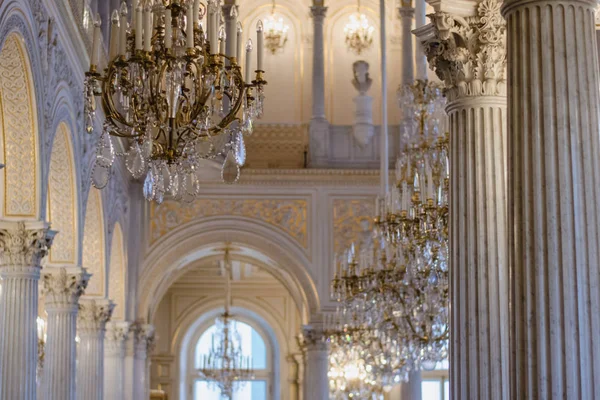 Saint-Petersburg, Rusya Federasyonu-Kasım 2015 yaklaşık: altın avizeler kristal kış Sarayı (şimdi Hermitage Müzesi), Saint Petersburg zengin İmparatorluk iç 2015 ile.