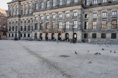 Amsterdam - yaklaşık Haziran 2017: Royal Palace Amsterdam Dam Meydanı, Haziran 2017 Hollanda'da görünümünü.
